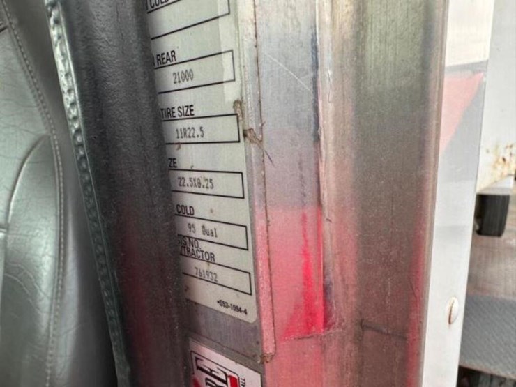 2008-peterbilt-335-image-16