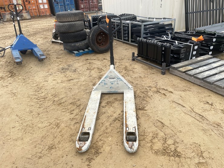 #3917-•-crown-5,000-lbs.-pallet-jack-image-2
