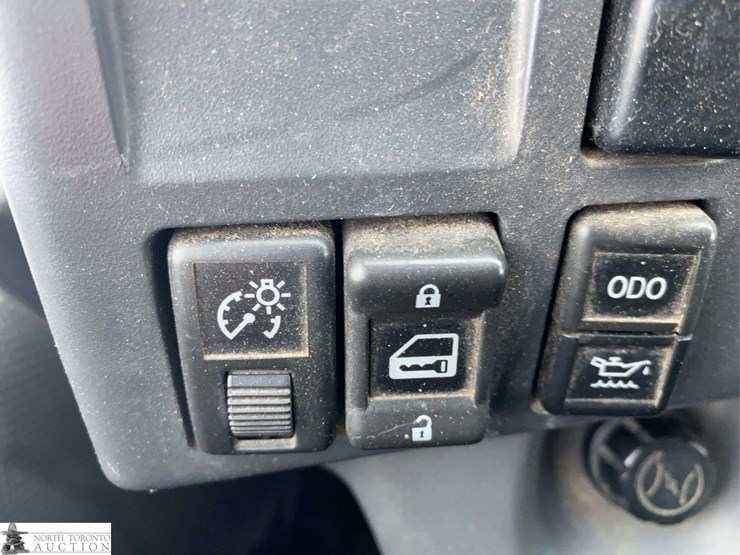 2010-isuzu-nqr-image-17