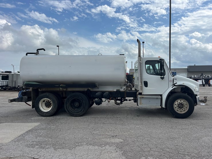 2020-freightliner-m2-106-image-4