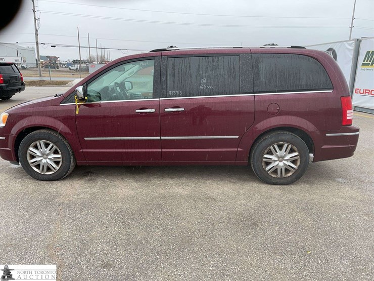 2008-chrysler-town-&-country-image-8