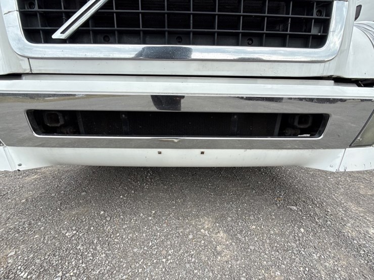 #31952-•-2010-volvo-vnl-tandem-axle-truck-tractor-image-28