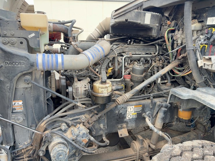 2015-peterbilt-567-image-8