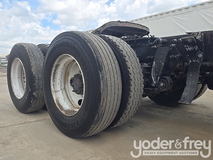 2011-freightliner-cascadia-125-image-17