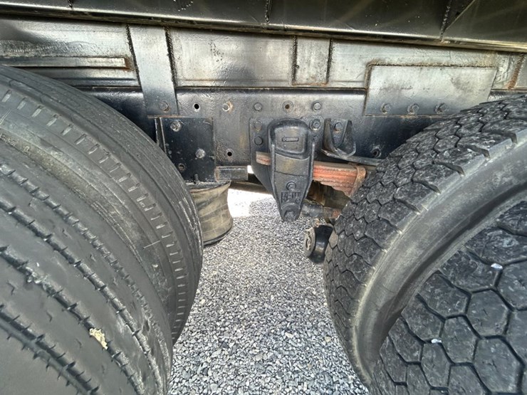 2005-peterbilt-335-image-17