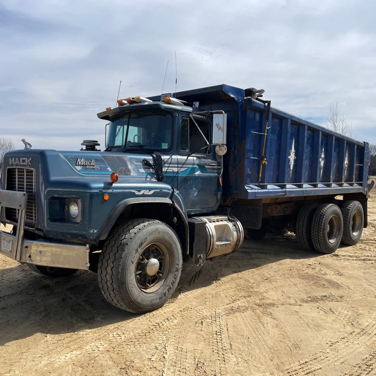 #401 • 1991 Mack RB688S Dump Truck (Has MN Title)