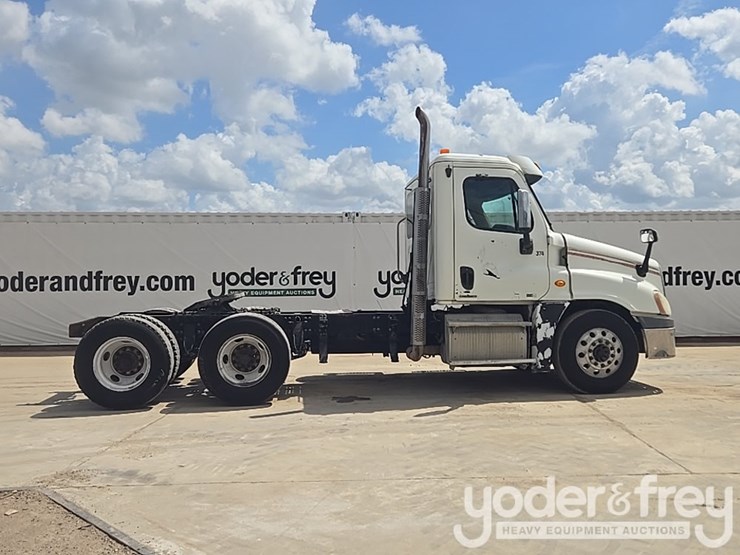2011-freightliner-cascadia-125-image-6