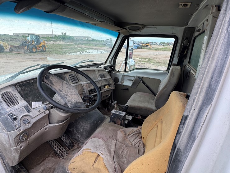 2001-sterling-lt7500-image-5