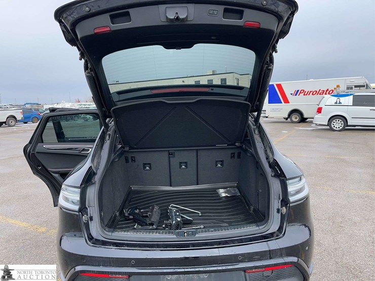 2024-porsch-macan-gts-image-28