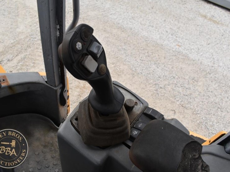 2015-volvo-l30g-image-30