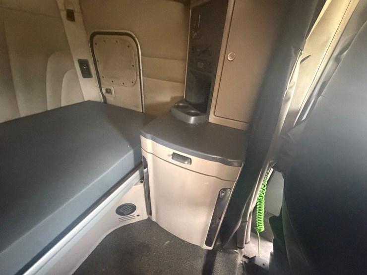 2019-peterbilt-567-image-33