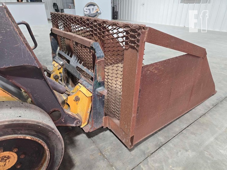 2015-deere-318e-image-11