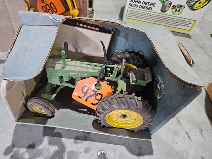 #979-•-john-deere-model-g-wide-front-1/16-die-cast-toy-image-1