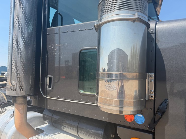 2009-peterbilt-367-image-11