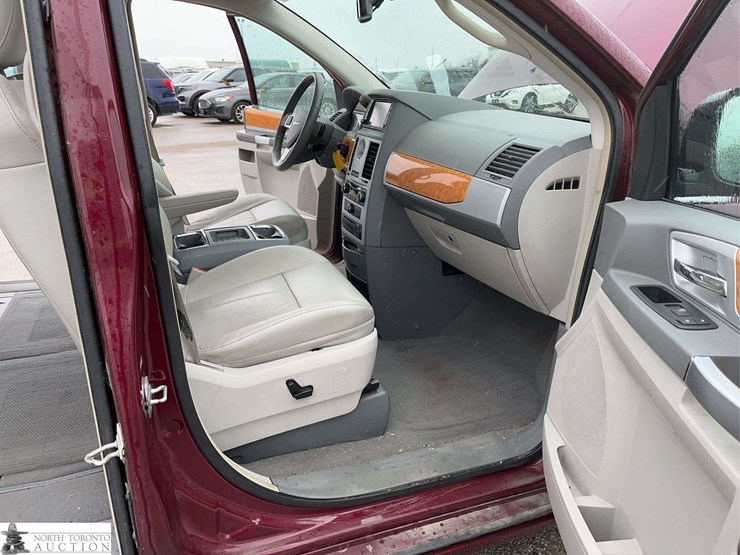 2008-chrysler-town-&-country-image-20