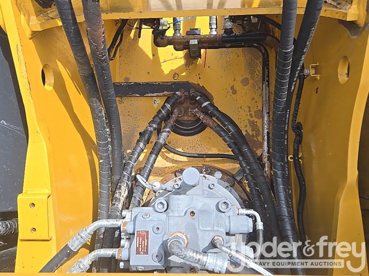 2017-deere-210g-lc-image-94