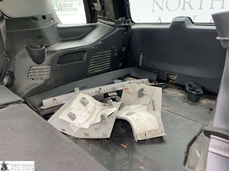 2017-chevrolet-tahoe-image-17