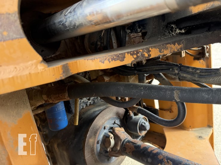 2010-case-721e-image-11