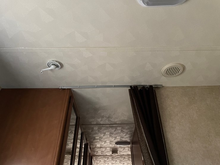 #201-•-2014-palomino-puma-253-fbs-27'-fifth-wheel-camper-(has-wi-title)-image-76