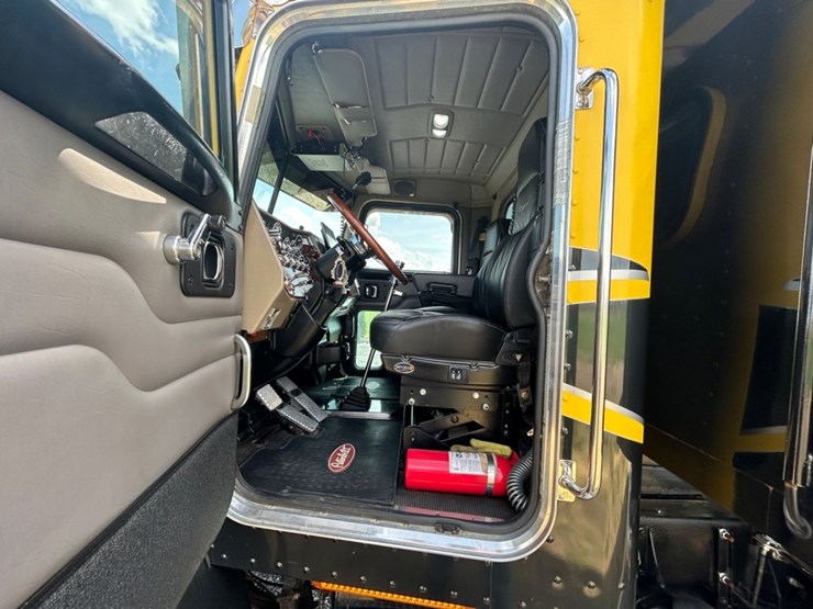 2005-peterbilt-335-image-23