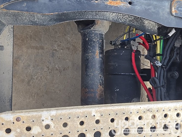 2012-freightliner-cascadia-125-image-35