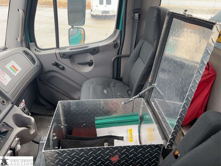 2012-freightliner-m2-106-image-31