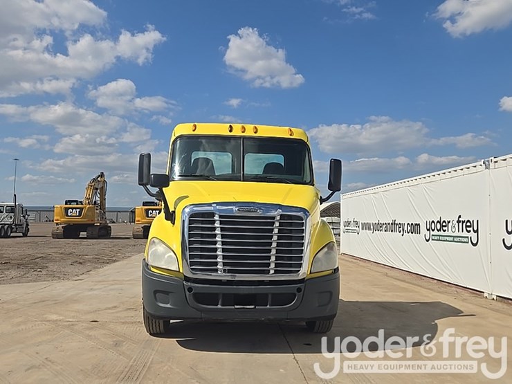 2014-freightliner-cascadia-113-image-8