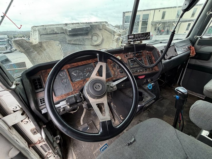 #31720-•-1999-volvo-tri-axle-dump-truck-image-10