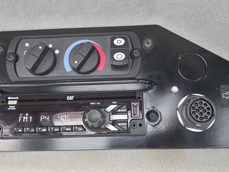 2020-caterpillar-140-image-80