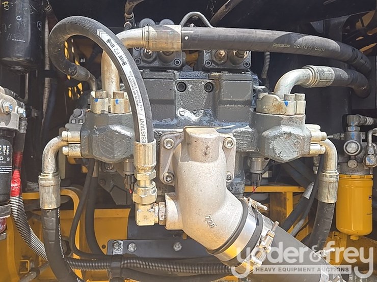 2017-deere-210g-lc-image-64