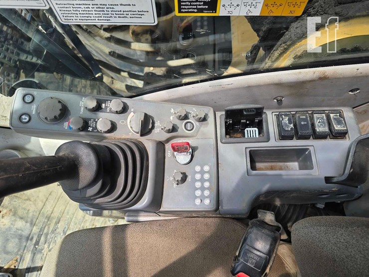 2018-deere-250g-lc-image-19