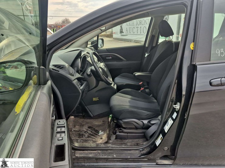 2014-mazda-mazda5-image-11