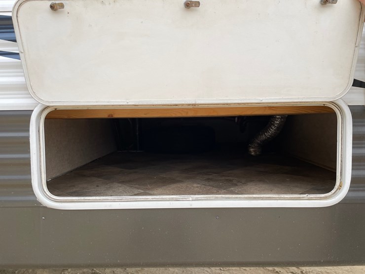 #201-•-2014-palomino-puma-253-fbs-27'-fifth-wheel-camper-(has-wi-title)-image-19