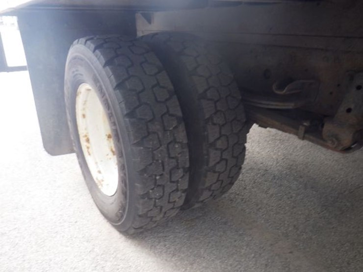 2016-isuzu-npr-hd-image-5