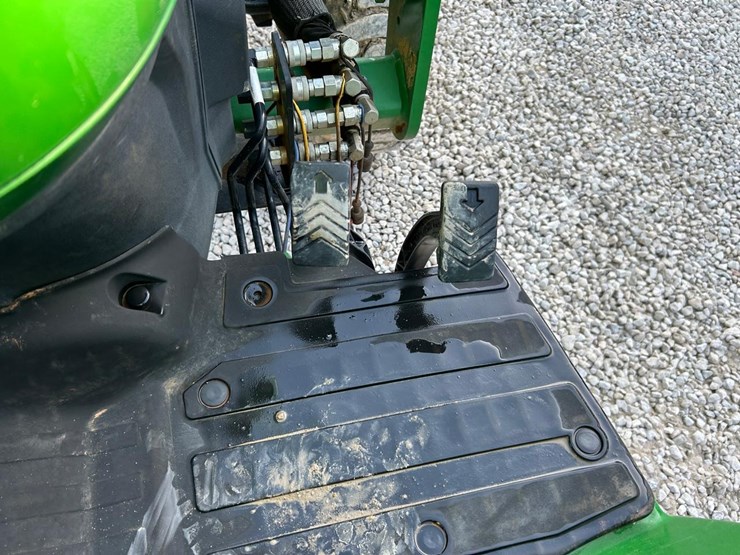 2021-john-deere-2032r-image-25