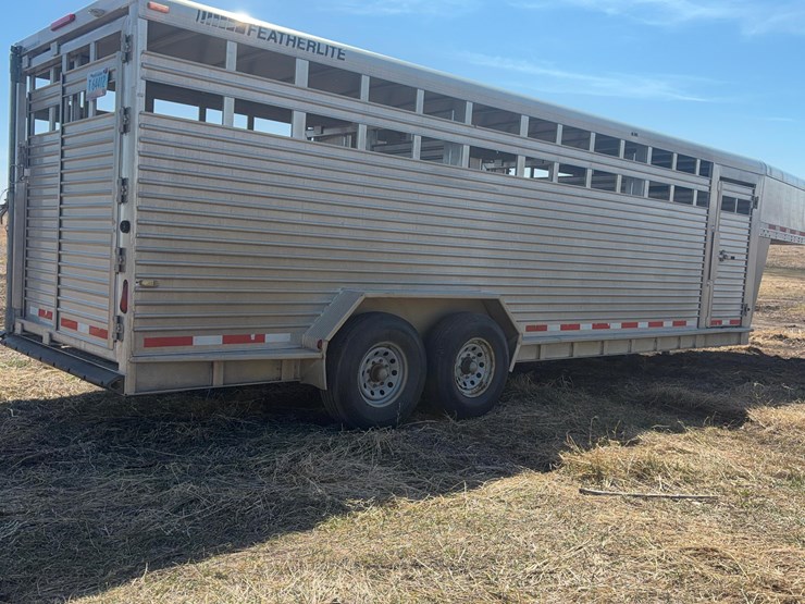 2005-featherlite-8127-livestock-trailer-image-5
