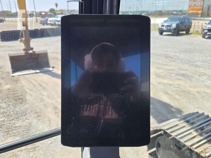 2020-caterpillar-326-image-19