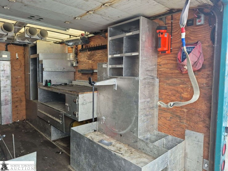 2014-isuzu-nqr-image-23