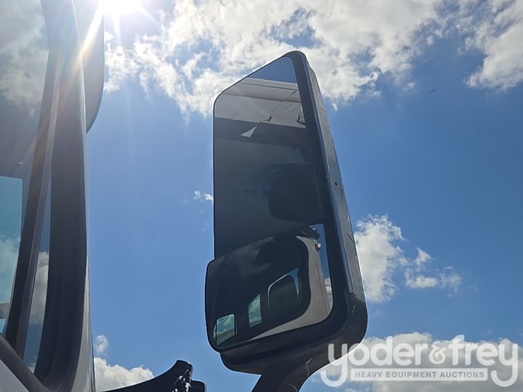 2011-freightliner-cascadia-125-image-62