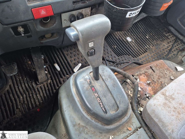 2016-isuzu-nqr-image-15