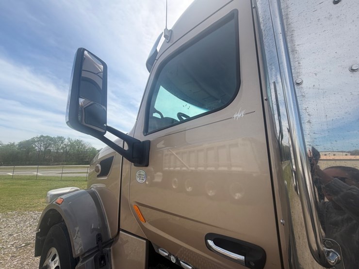 2019-peterbilt-567-image-25