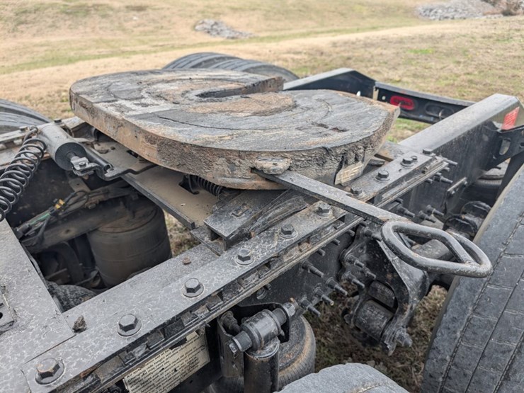 #31951-•-2015-volvo-vnl-tandem-axle-truck-tractor-image-19