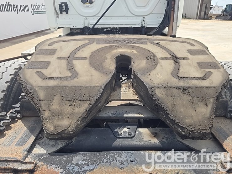 2011-freightliner-cascadia-125-image-42