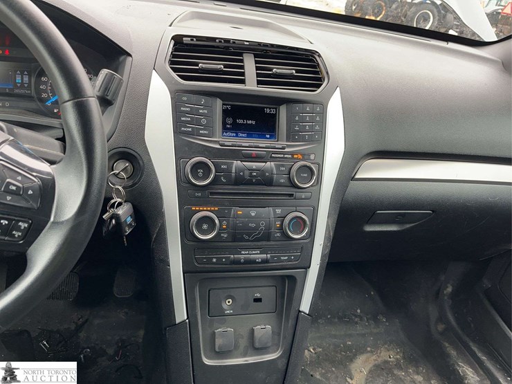 2017-ford-explorer-image-13