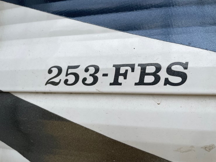 #201-•-2014-palomino-puma-253-fbs-27'-fifth-wheel-camper-(has-wi-title)-image-10