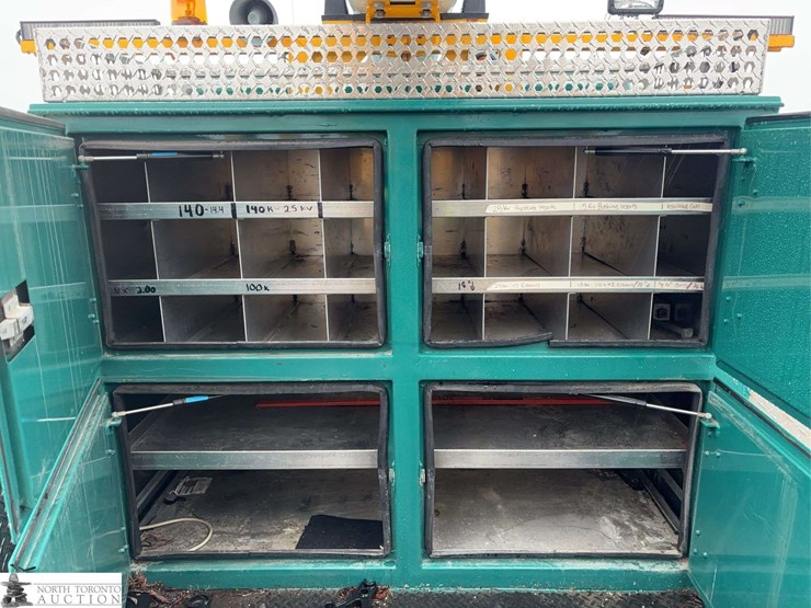 2011-freightliner-m2-106-image-18