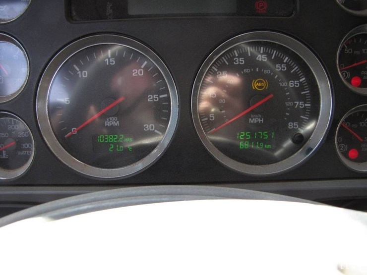 2011-kenworth-t700-image-4