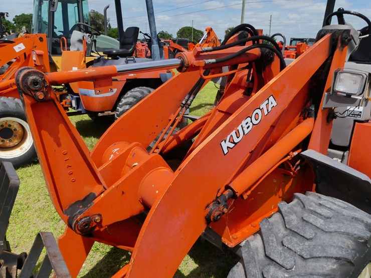 2012-kubota-r520s-image-10