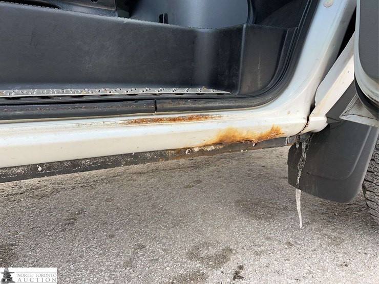 2011-ford-cargo-image-32