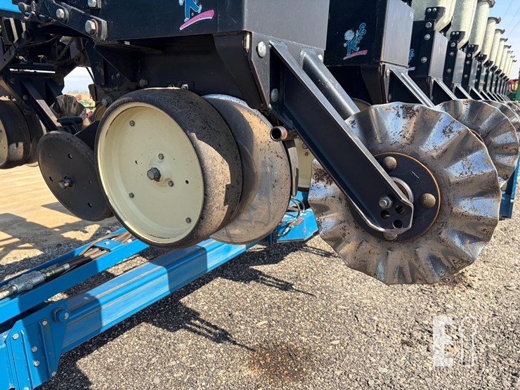 1999-kinze-2600-image-9